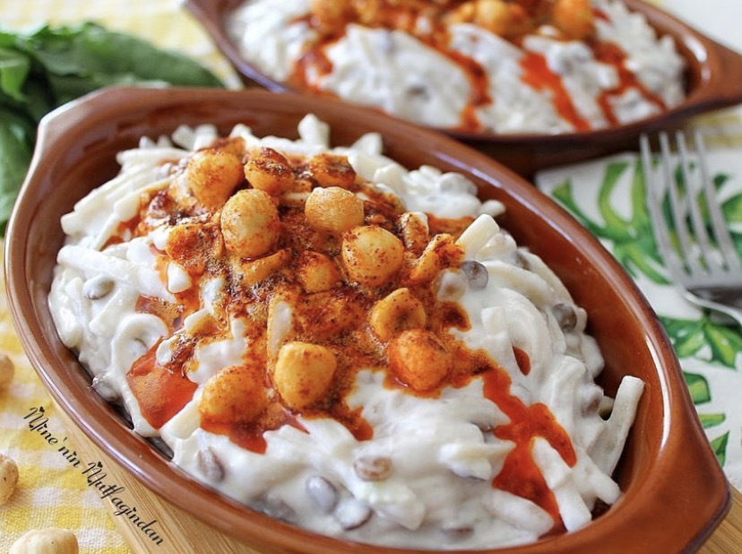 Yoğurtlu Erişteli Yeşil Mercimek Salatası