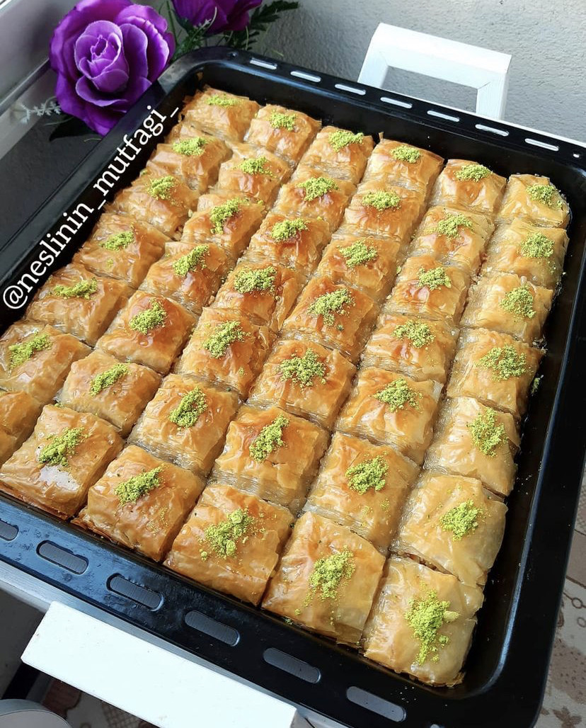 PRATİK TEPSİ BAKLAVASI