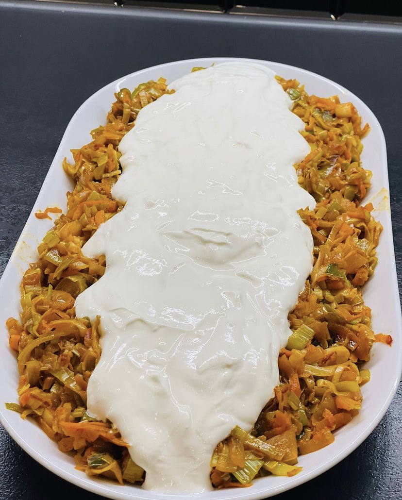 YOĞURTLU PIRASA KAVURMASI